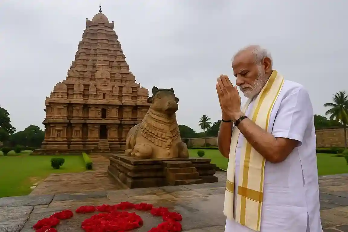Prime Minister Narendra Modi admiring the architecture of the Brihadisvara Temple at Gangaikonda Cholapuram.