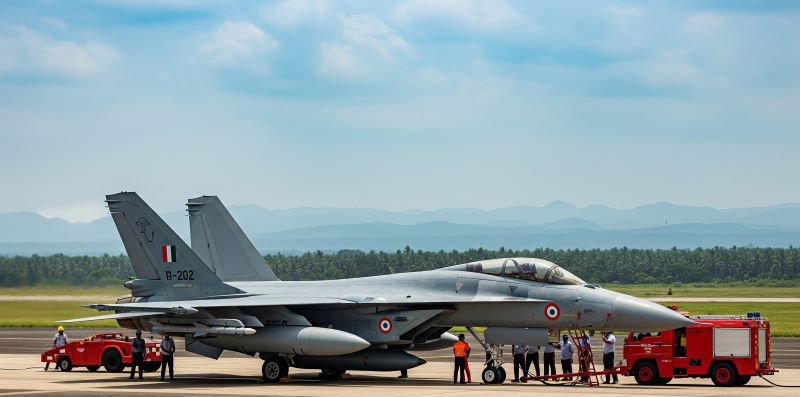 திருவனந்தபுரம் விமான நிலையத்தில் நிறுத்தப்பட்டுள்ள பிரிட்டிஷ் F-35B லைட்டனிங் II போர்விமானம்